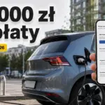 Dopłaty do elektryków 2026. Ekran smartfona z interfejsem portalu NaszEauto 2026 informujący o dopłacie 40 000 zł na tle ładowanego auta elektrycznego.