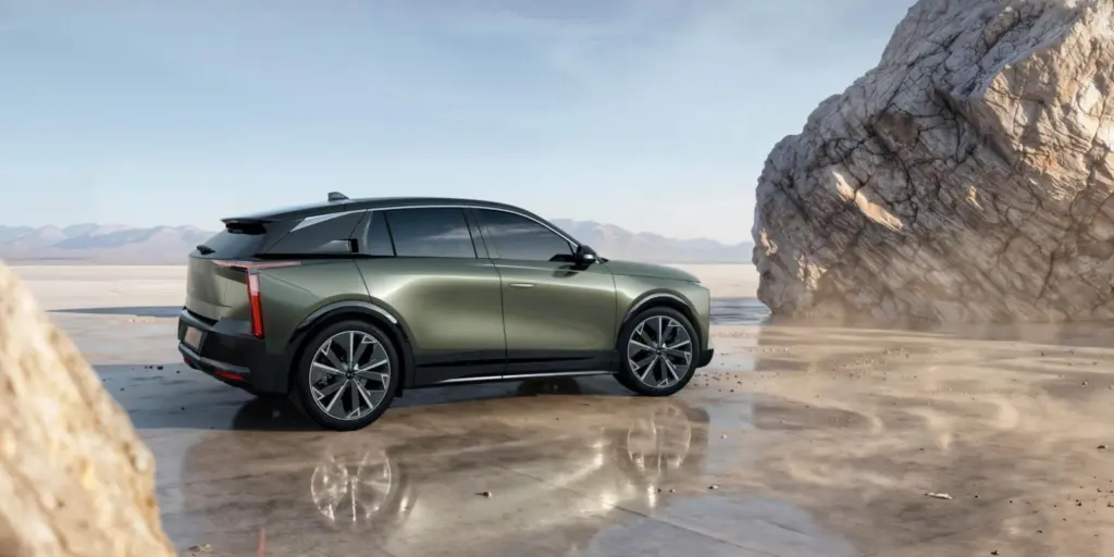 DS N°7 z pełną linią boczną jako duży SUV premium z wersjami E-TENSE.