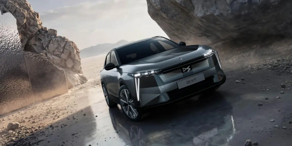 Przód DS N°7 z charakterystycznym pasem świetlnym i stylistyką SUV-a premium.