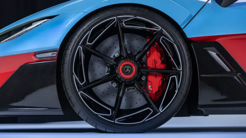Detal 22-calowej felgi Lamborghini Fenomeno Roadster i opony Bridgestone Potenza Sport.