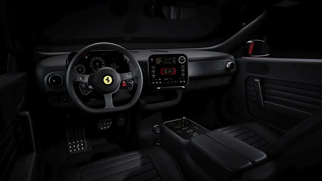 Kokpit Ferrari Luce z cyfrowym ekranem i minimalistycznym wnętrzem.