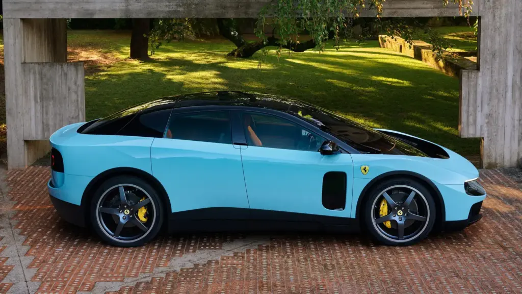 Ferrari Luce z pełną linią boczną i proporcjami elektrycznego grand tourera.