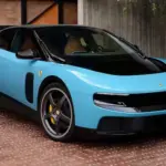 Ferrari Luce pokazane z przodu i boku jako pierwszy elektryczny model Ferrari.