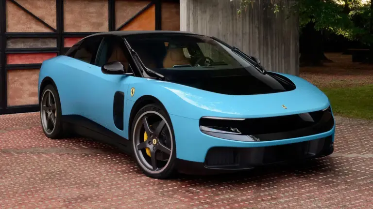 Ferrari Luce pokazane z przodu i boku jako pierwszy elektryczny model Ferrari.