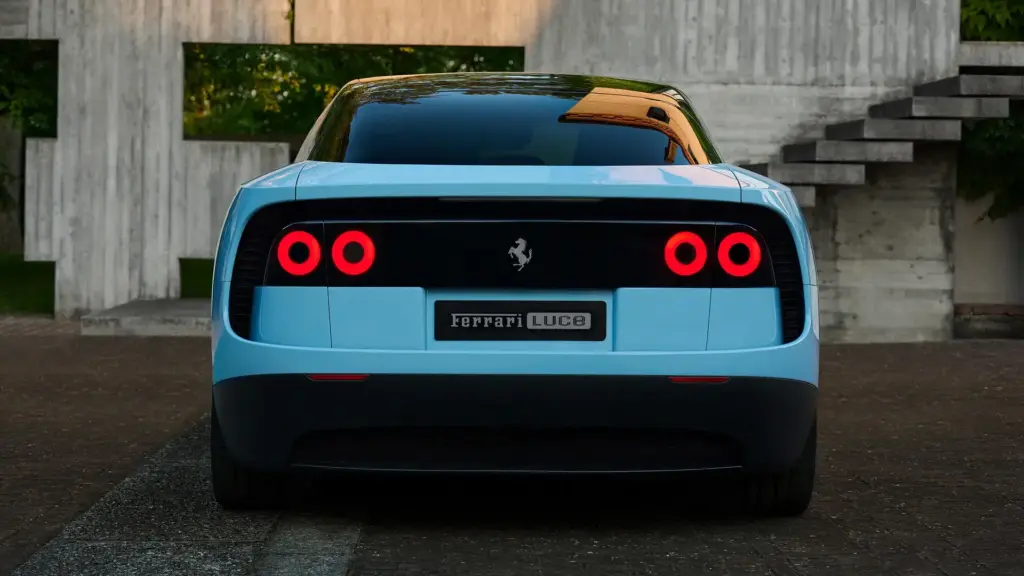Tył Ferrari Luce z czterema okrągłymi światłami i oznaczeniem modelu.