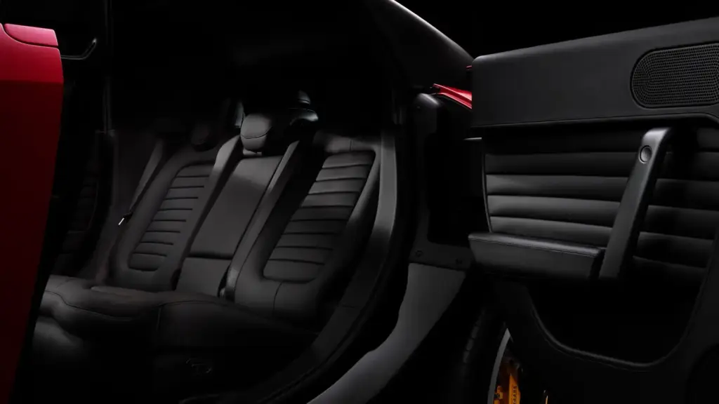 Tylna kanapa Ferrari Luce pokazująca pięciomiejscowe wnętrze elektrycznego modelu.
