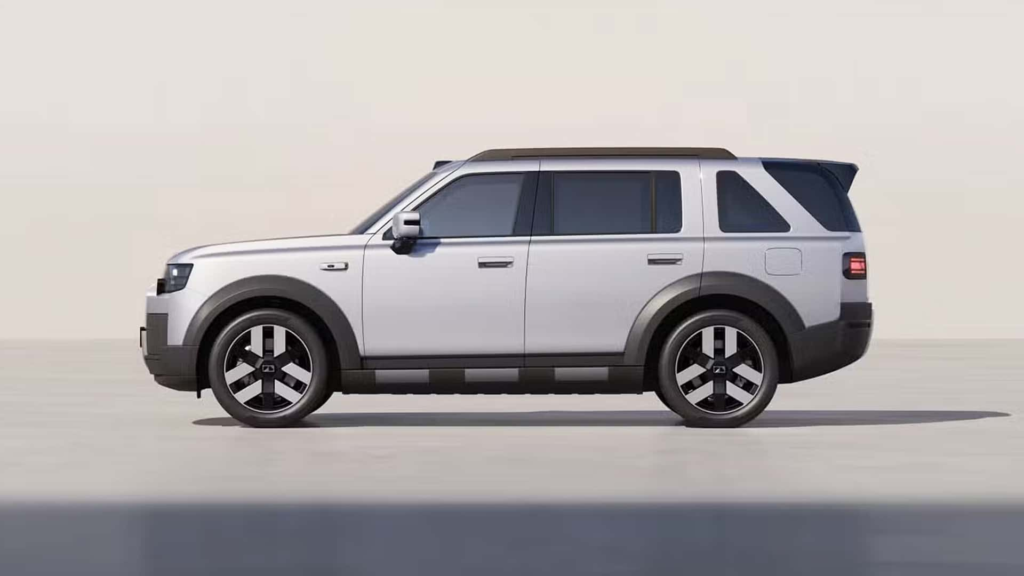 Sylwetka boczna srebrnego SUV-a Freelander 8, kanciasty i luksusowy design premium na rok 2026.