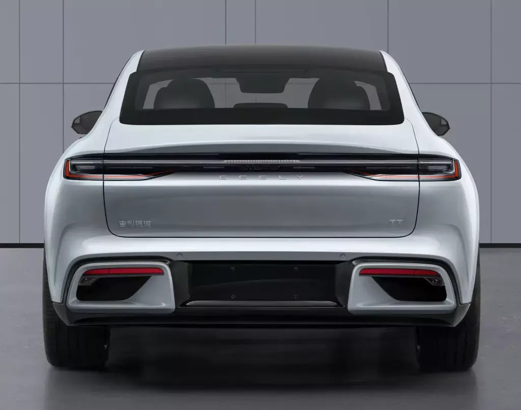 Tył srebrnego sedana Geely Galaxy TT z widocznym oznaczeniem modelu TT na klapie bagażnika.