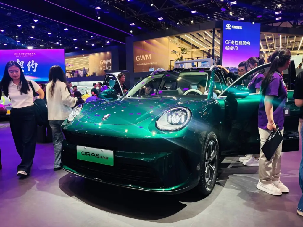 Zielony GWM ORA 5 podczas prezentacji na targach motoryzacyjnych