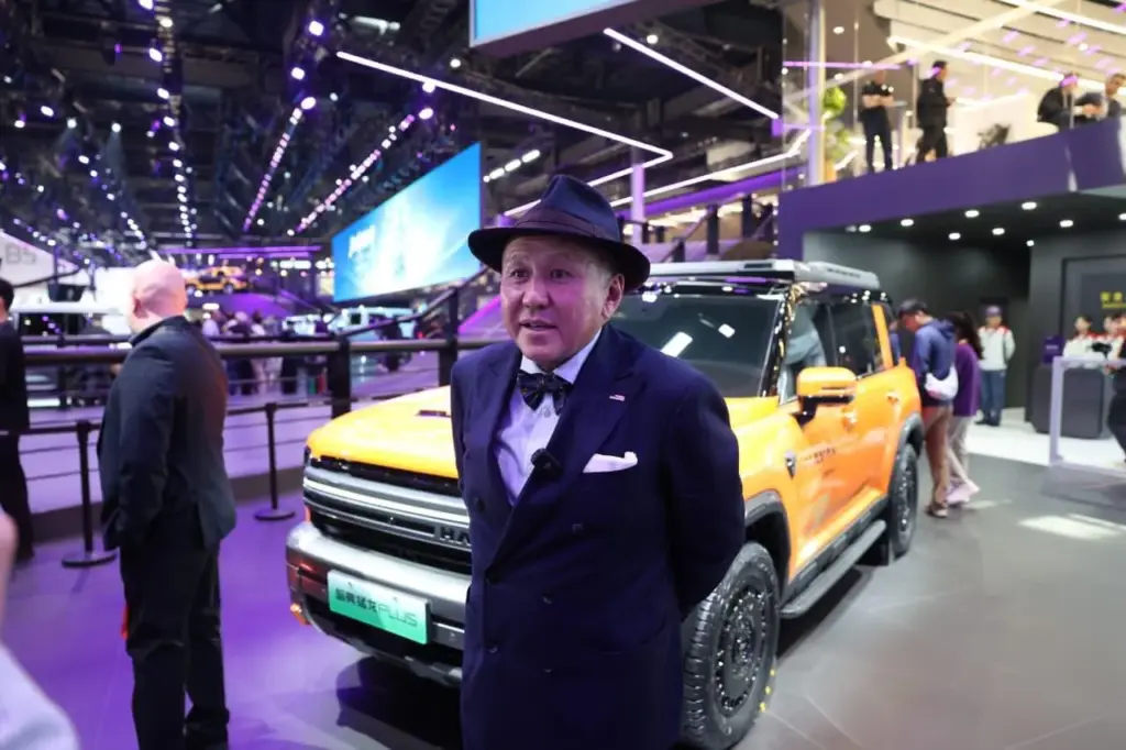 Przedstawiciel Astana Motors podczas Auto China 2026 przy samochodzie GWM
