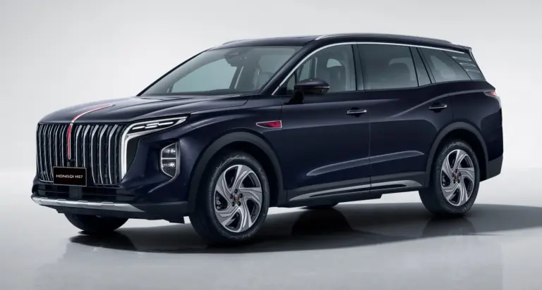 Granatowy SUV Hongqi HS7 z ogromnym pionowym grillem i charakterystycznym czerwonym emblematem na masce.