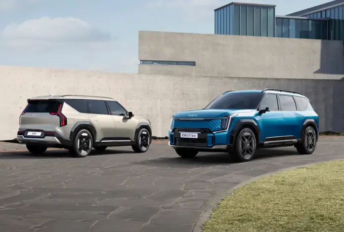 Kia EV9 w dwóch wersjach nadwoziowych jako duży elektryczny SUV z trzema rzędami siedzeń.