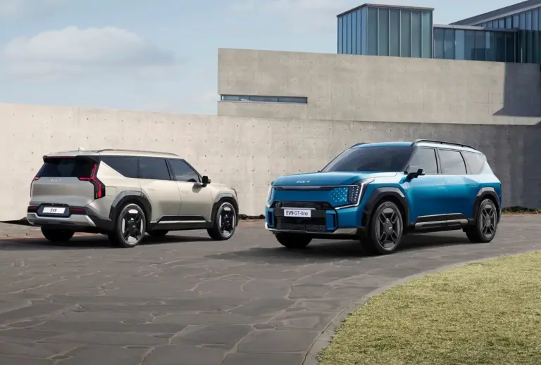 Kia EV9 w dwóch wersjach nadwoziowych jako duży elektryczny SUV z trzema rzędami siedzeń.