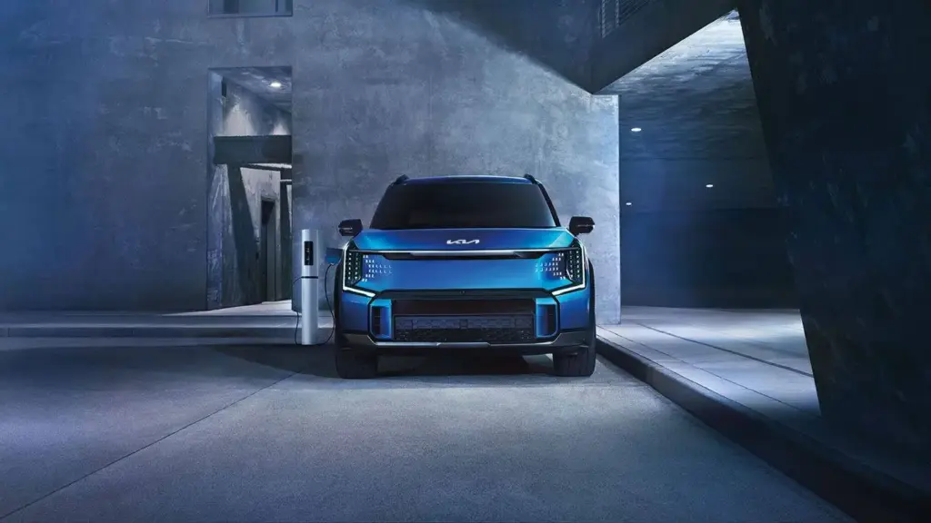 Kia EV9 podczas ładowania przy ładowarce samochodów elektrycznych.