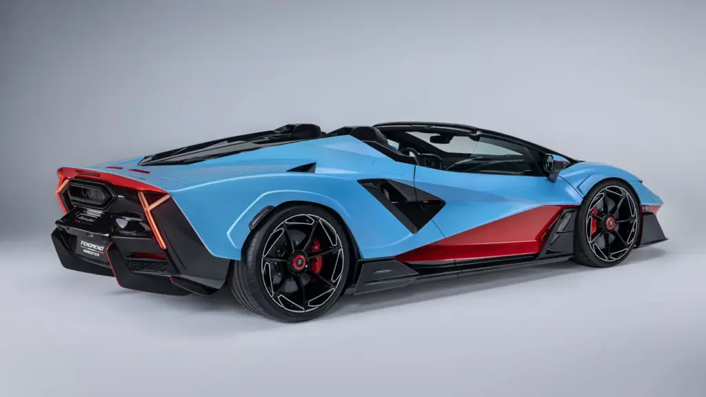 Sylwetka Lamborghini Fenomeno Roadster z tyłu, widoczny dyfuzor i barwy Blu Cepheus oraz Rosso Mars.