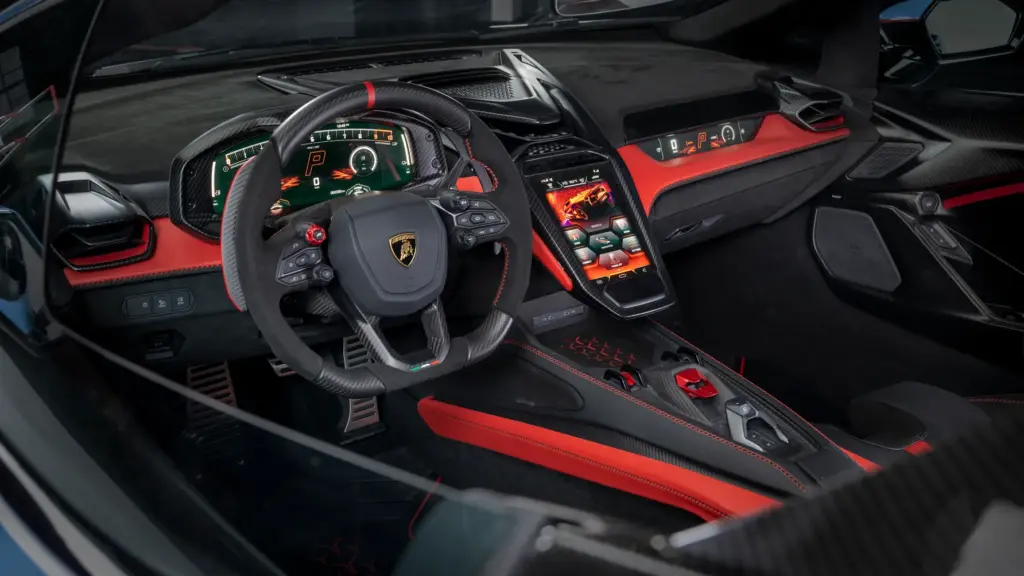 Wnętrze Lamborghini Fenomeno Roadster, sportowa kierownica z karbonu i trzy cyfrowe wyświetlacze.