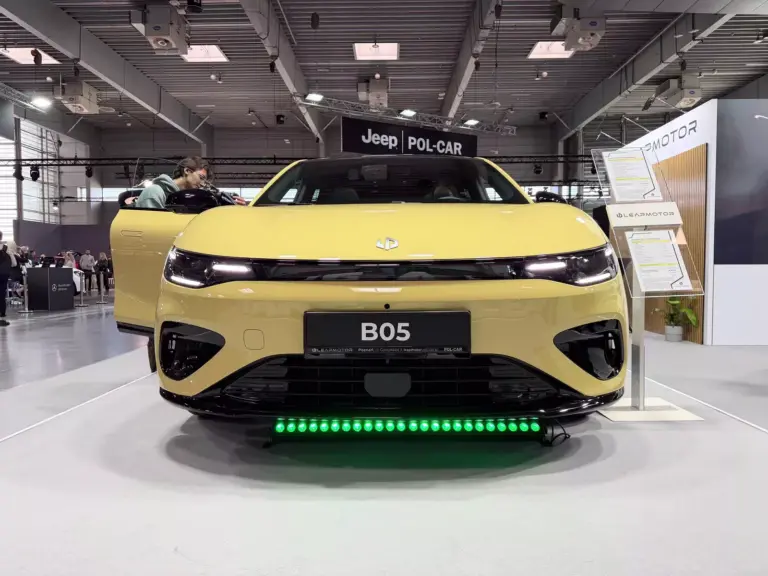Żółty Leapmotor B05 na wystawie motoryzacyjnej w Polsce, oświetlenie studyjne.