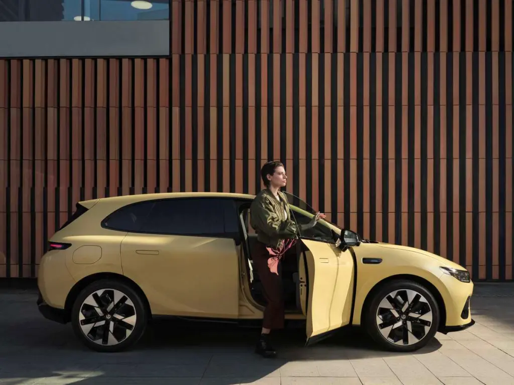 Żółty Leapmotor B05 widziany z boku w miejskiej scenerii, nowoczesna linia luksusowego SUV-a.
