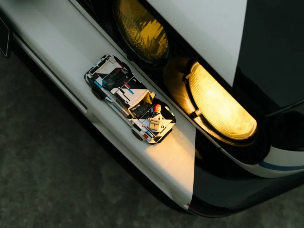 LEGO BMW M3 E30 Speed Champions obok reflektora klasycznego BMW M3 E30.