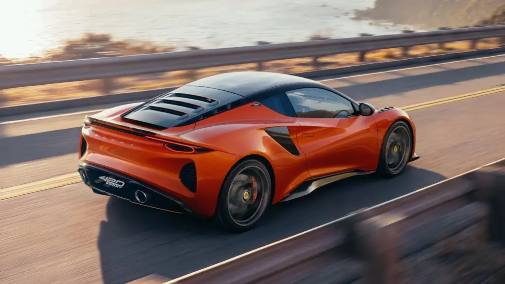 Lotus Emira 420 Sport 420 KM podczas jazdy drogą nad wybrzeżem