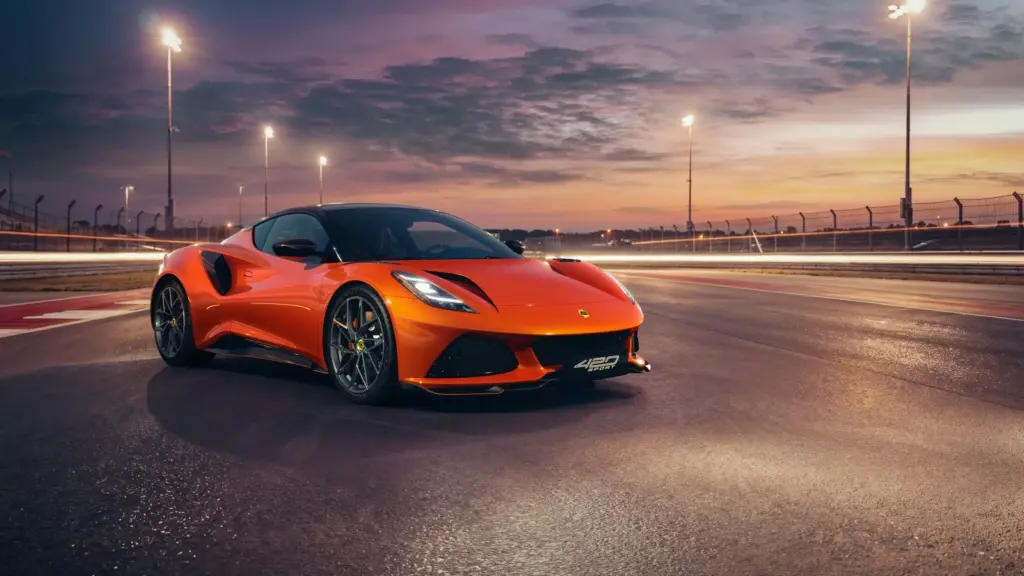 Lotus Emira 420 Sport na torze o zmierzchu