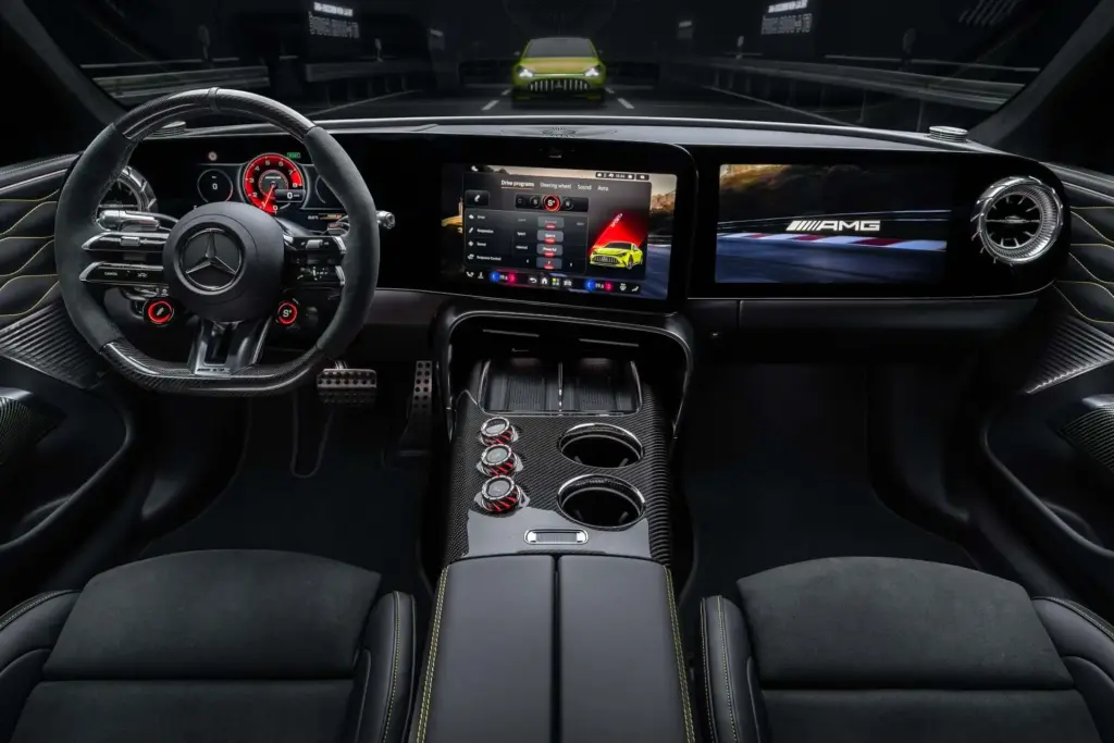 Wnętrze Mercedes-AMG GT 4-Door Coupé z cyfrowym kokpitem i ekranami AMG