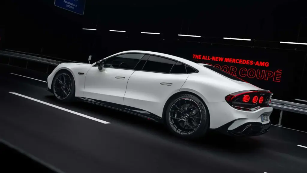 Mercedes-AMG GT 4-Door Coupé z tyłu, sportowa sylwetka elektrycznego AMG
