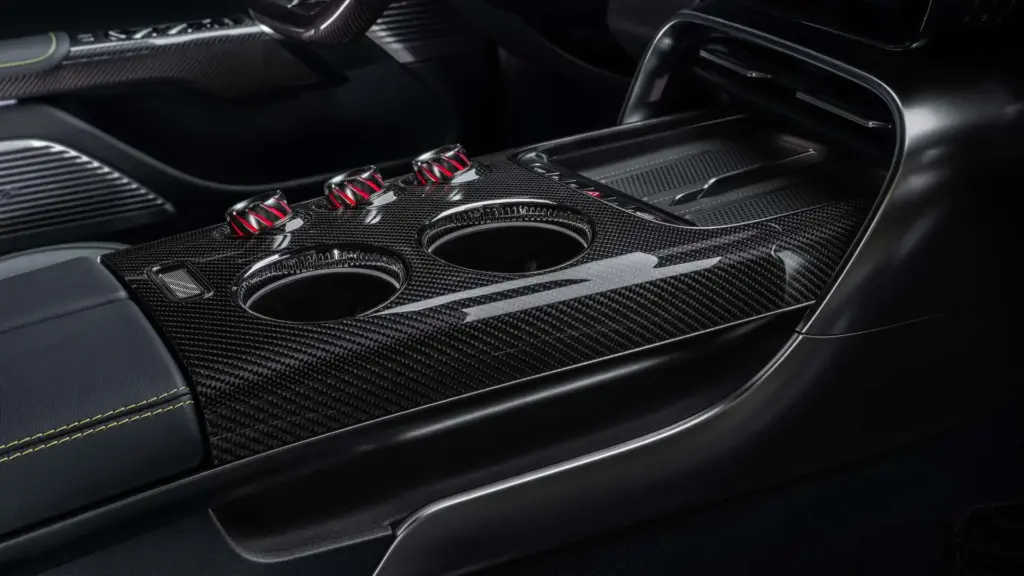 Wnętrze Mercedes-AMG GT 4-Door Coupé z karbonowym tunelem środkowym