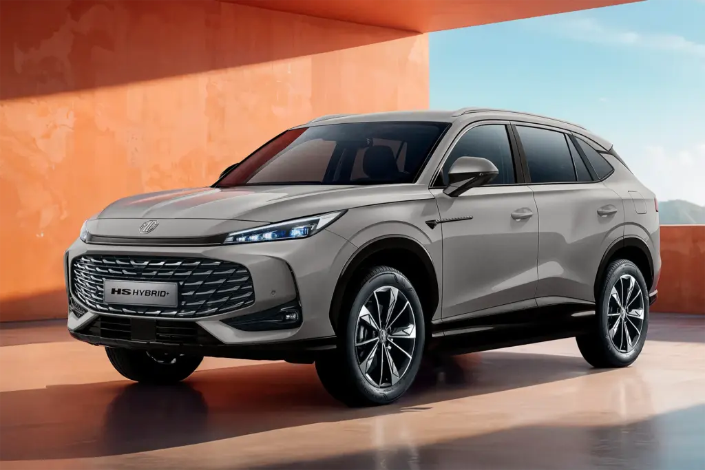 Szary SUV MG HS PHEV 2026 widok z przodu na tle nowoczesnej architektury.