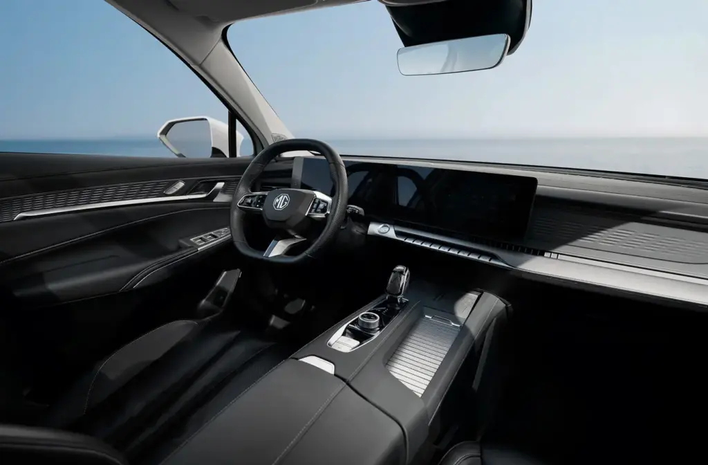 Kokpit MG S9 PHEV z kierownicą, ekranem centralnym i konsolą środkową.