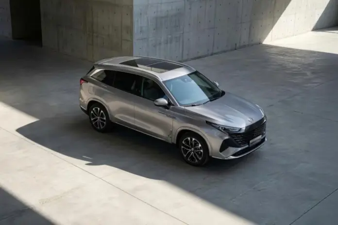 MG S9 PHEV widziany z góry jako duży siedmiomiejscowy SUV plug-in hybrid.