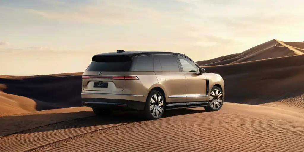 Tył luksusowego SUV-a NIO ES9 2026 na tle pustynnego krajobrazu.