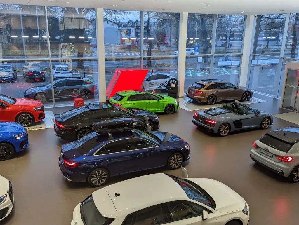 Nowe samochody w salonie dealerskim, obowiązkowe systemy bezpieczeństwa od 2026 roku