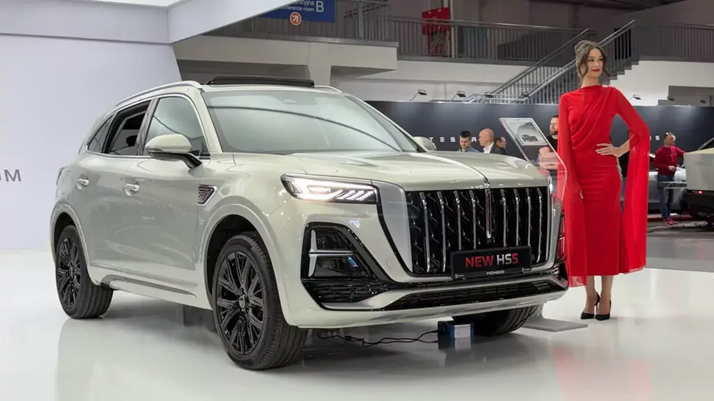 Prezentacja SUV-a Hongqi HS5 na targach motoryzacyjnych z modelką w czerwonej sukni