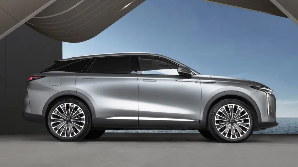 Boczna sylwetka Omoda 9 Super Hybrid pokazująca proporcje dużego SUV-a plug-in hybrid.