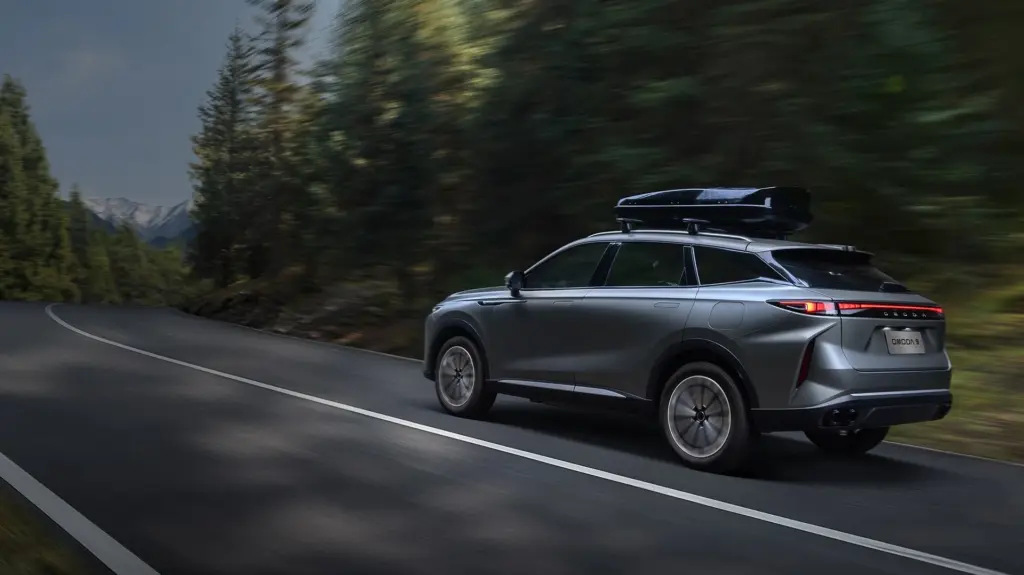 Omoda 9 Super Hybrid podczas jazdy w trasie z deklarowanym zasięgiem łącznym do 1100 km WLTP.