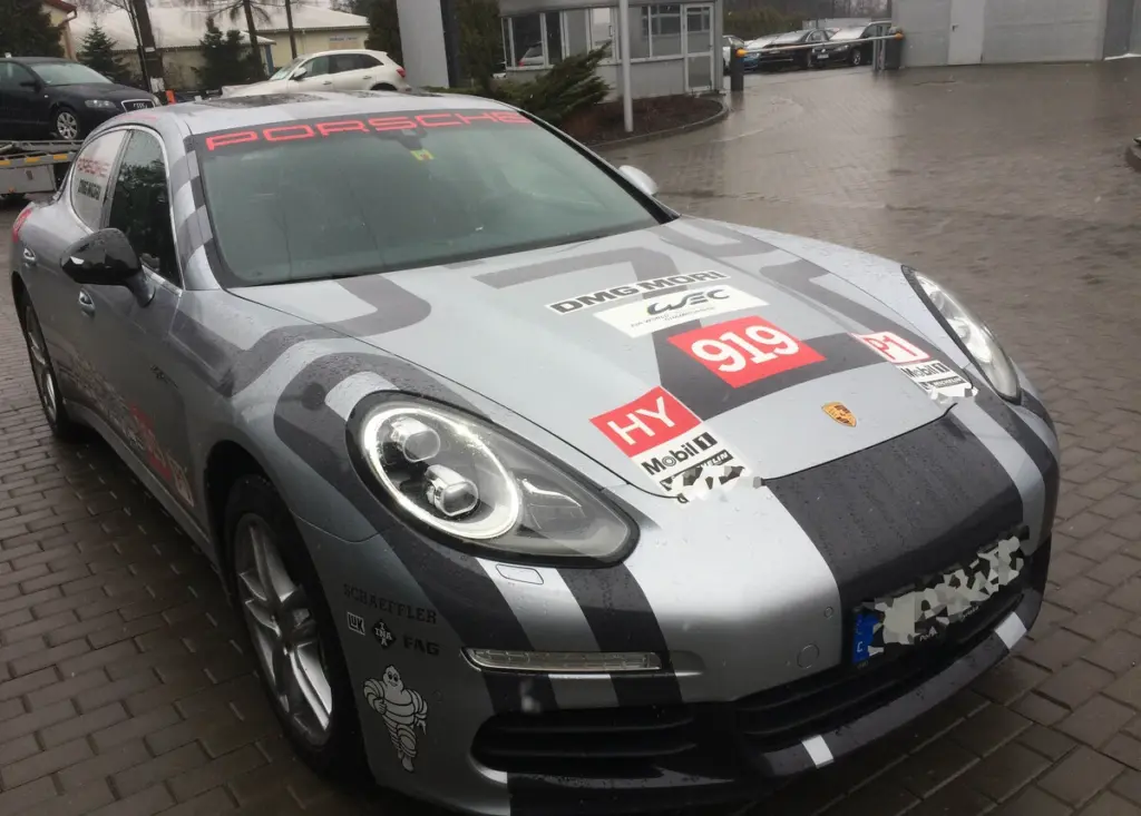 Porsche Panamera w barwach wyścigowych 919 Hybrid wykorzystane w procederze. Wyłudzenia odszkodowań komunikacyjnych