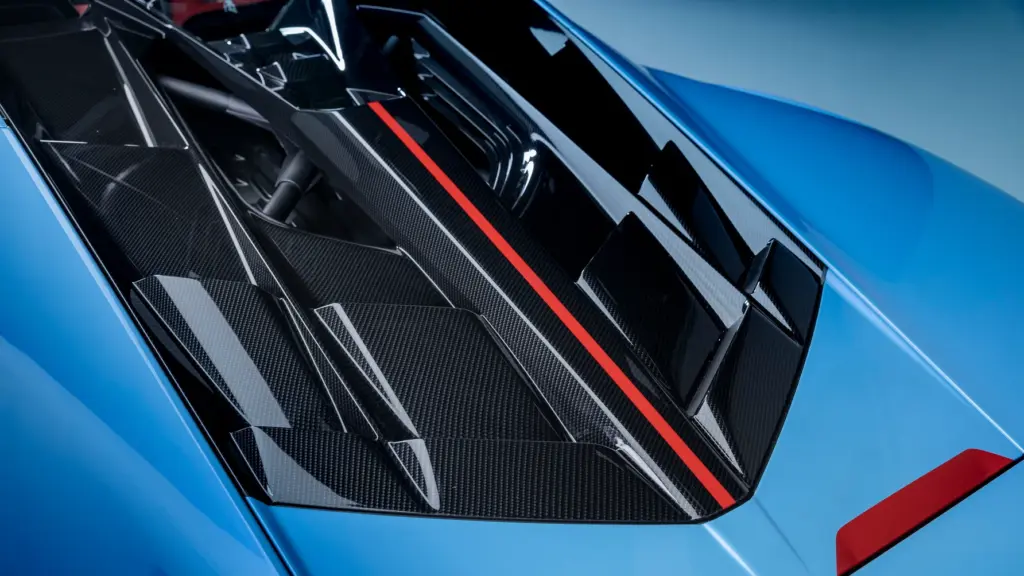 Pokrywa silnika V12 Lamborghini Fenomeno Roadster z przezroczystymi panelami i włóknem węglowym.