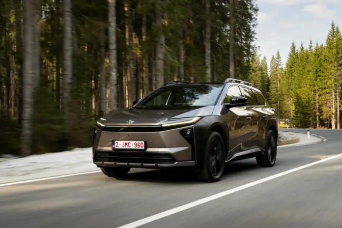Toyota bZ4X Touring 2026 AWD podczas jazdy leśną drogą