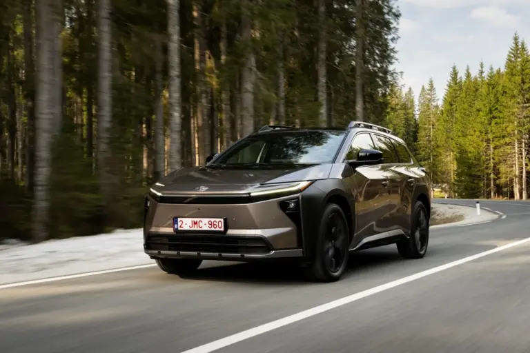 Toyota bZ4X Touring 2026 AWD podczas jazdy leśną drogą