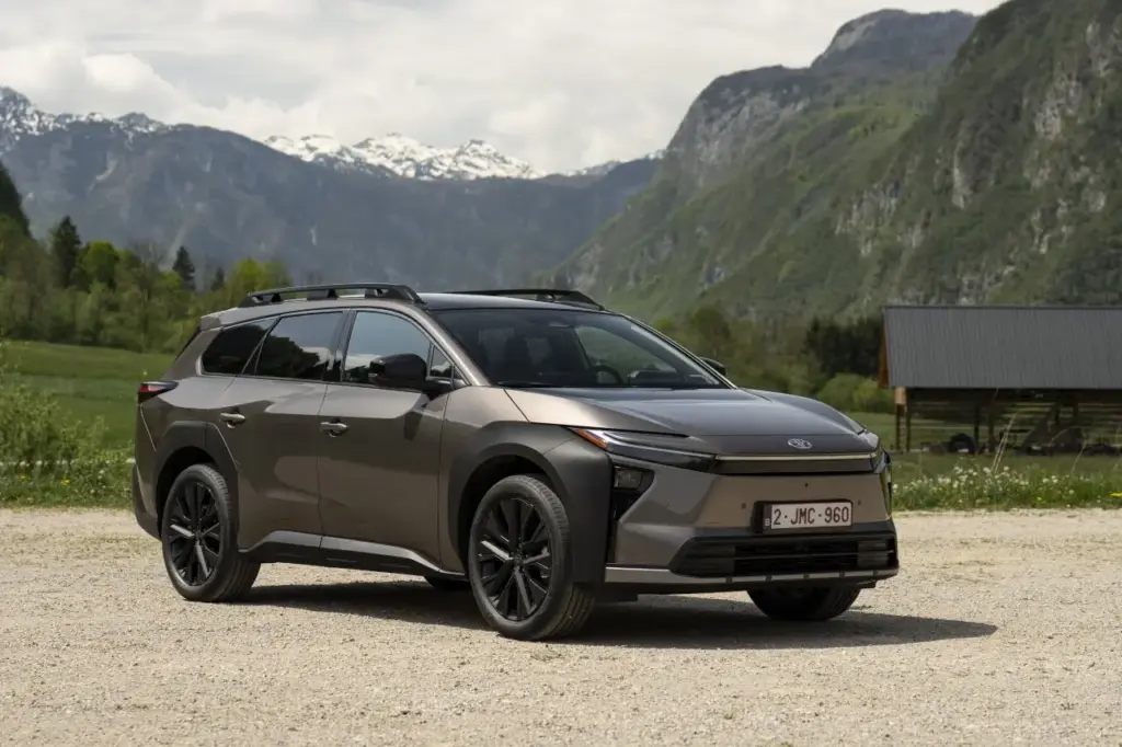 Toyota bZ4X Touring 2026 jako elektryczny SUV na tle gór