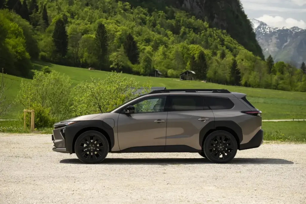 Toyota bZ4X Touring 2026 z profilu z wydłużoną sylwetką SUV-a