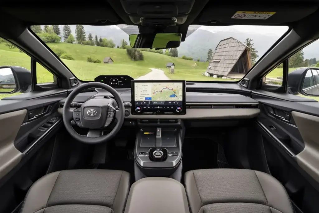 Wnętrze Toyota bZ4X Touring 2026 z cyfrowym kokpitem i ekranem multimedialnym