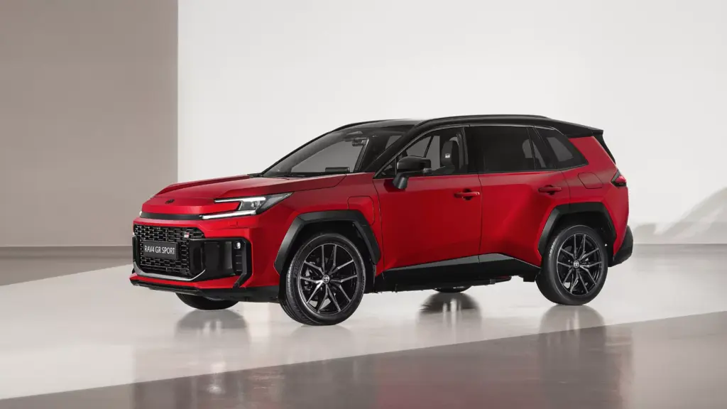 Czerwona Toyota RAV4 PHEV w wersji GR Sport z czarnym dachem i sportowymi felgami.