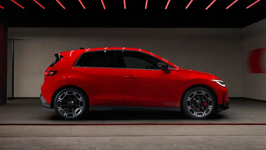 Volkswagen ID. Polo GTI 2026 profil boczny czerwonego elektrycznego hot hatcha