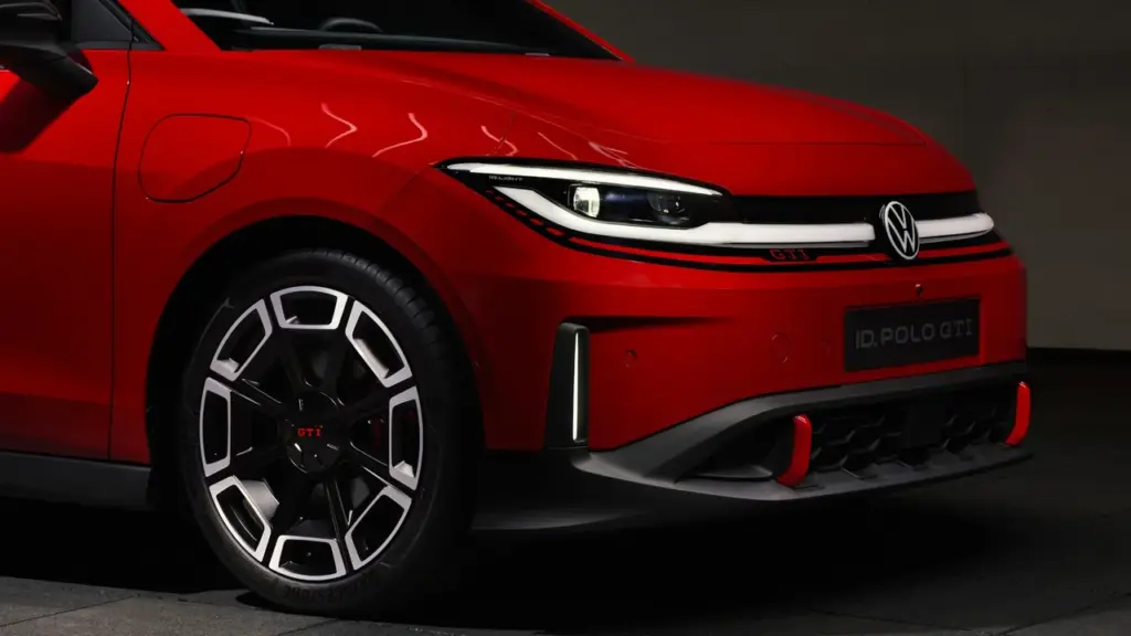 Volkswagen ID. Polo GTI 2026 detal przodu reflektor i czerwony pasek GTI