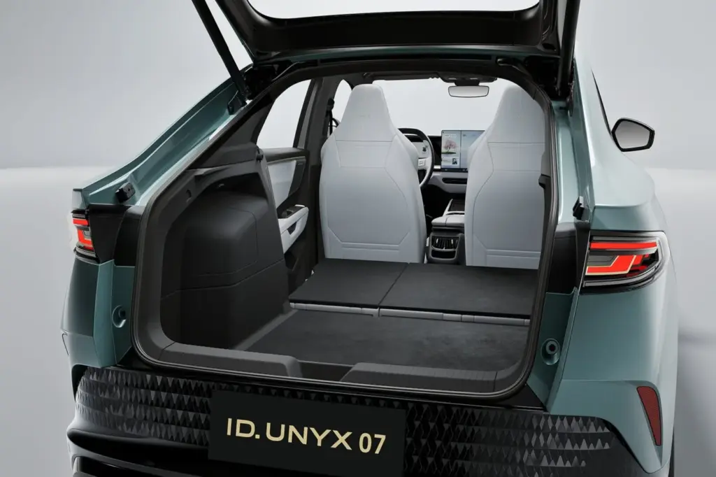 Bagażnik Volkswagena ID. Unyx 07 z otwartą tylną klapą liftbacka