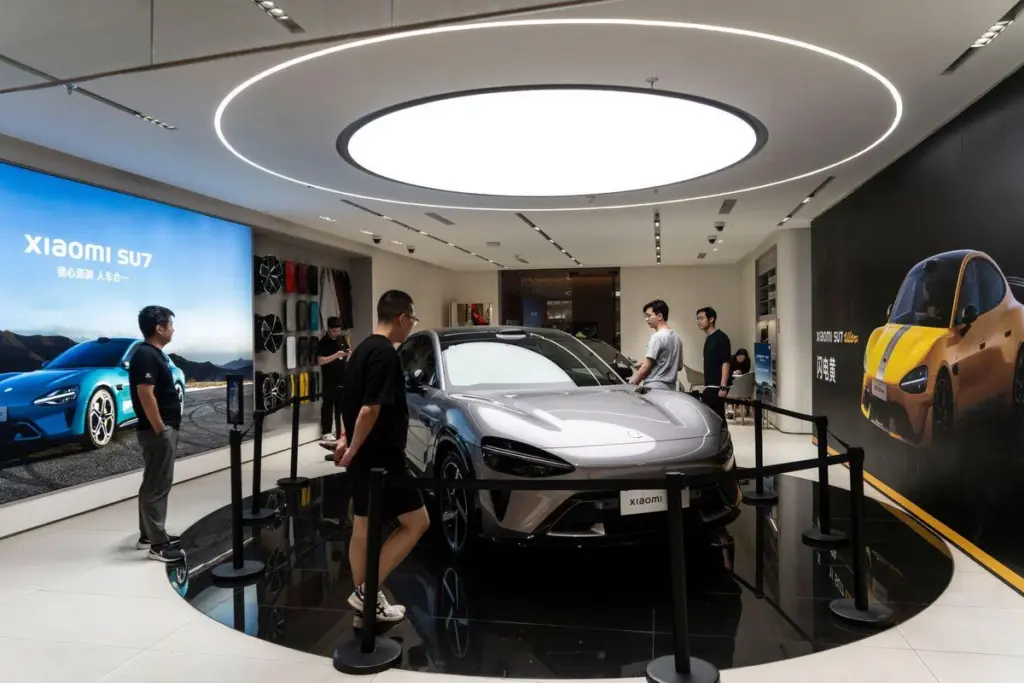 Salon Xiaomi z modelem SU7 jako przykład przygotowań marki do sprzedaży samochodów elektrycznych