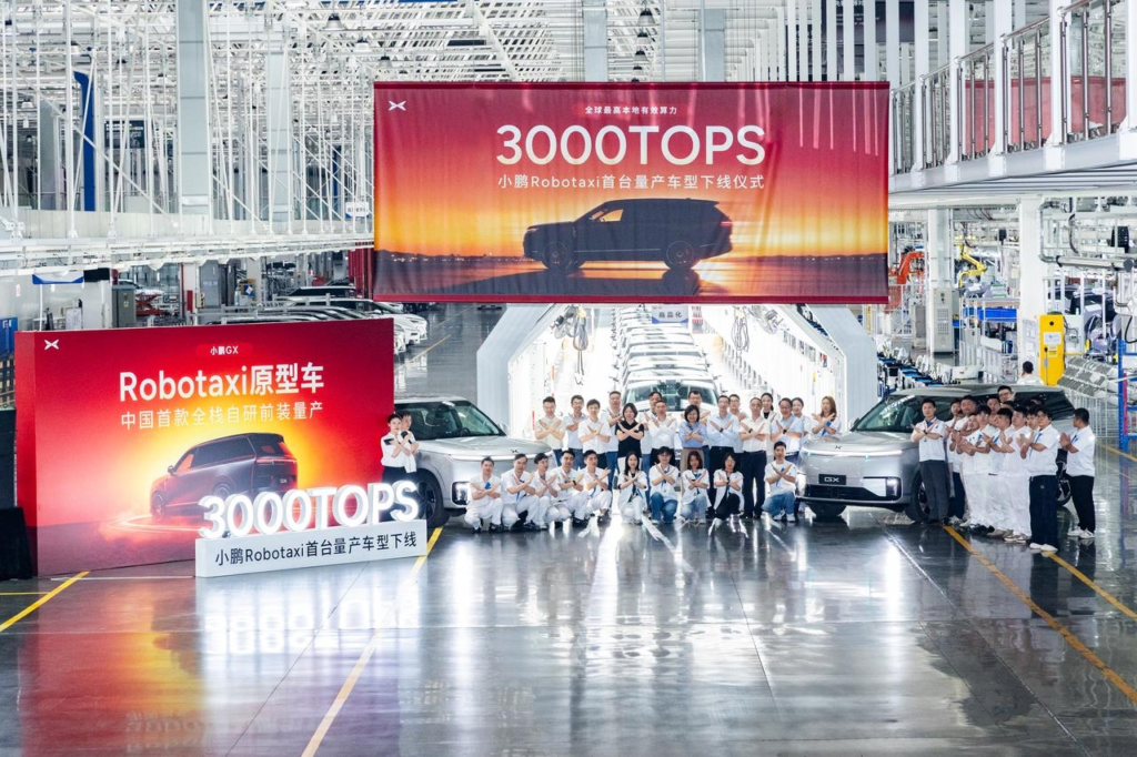 XPENG Robotaxi 3000 TOPS i chipy Turing AI podczas prezentacji w fabryce