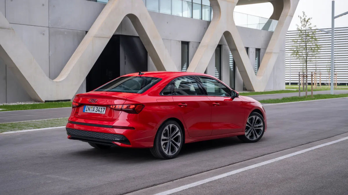 Tył czerwonego Audi A3 po liftingu w wersji Limousine